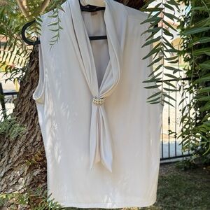 Karl Lagerfeld offWhite Sleeveless Blouse with faux Pearl detail Sz.M